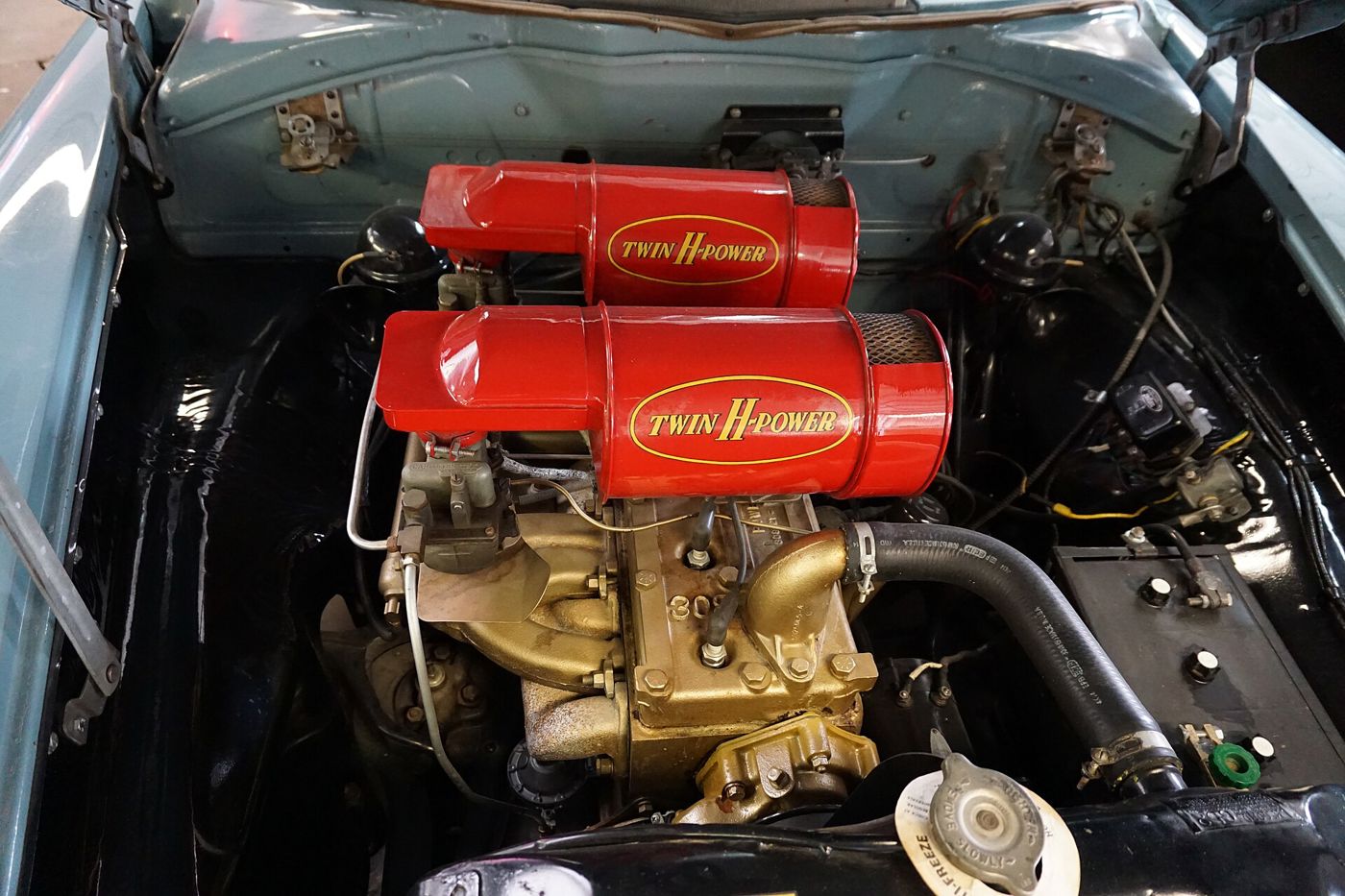 The Hudson 308 six in a 1952 Hornet stock car, with two red TWIN H-POWER air cleaners