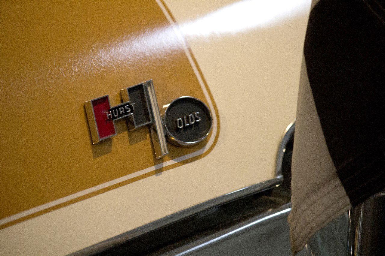 Hurst/Olds emblem on the gold-striped white body of the 1972 pace car