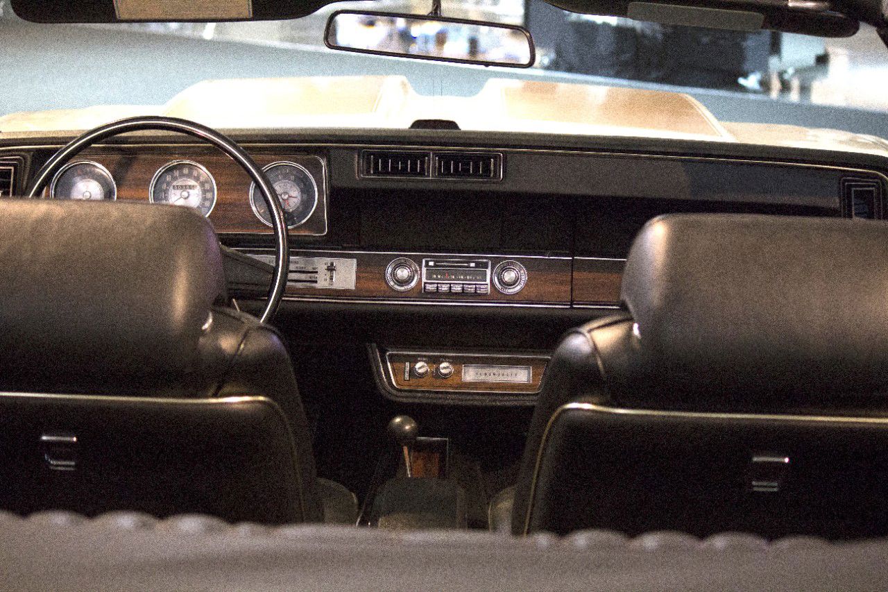 Dashboard, bucket seats and console of the 1972 Hurst/Olds pace car convertible