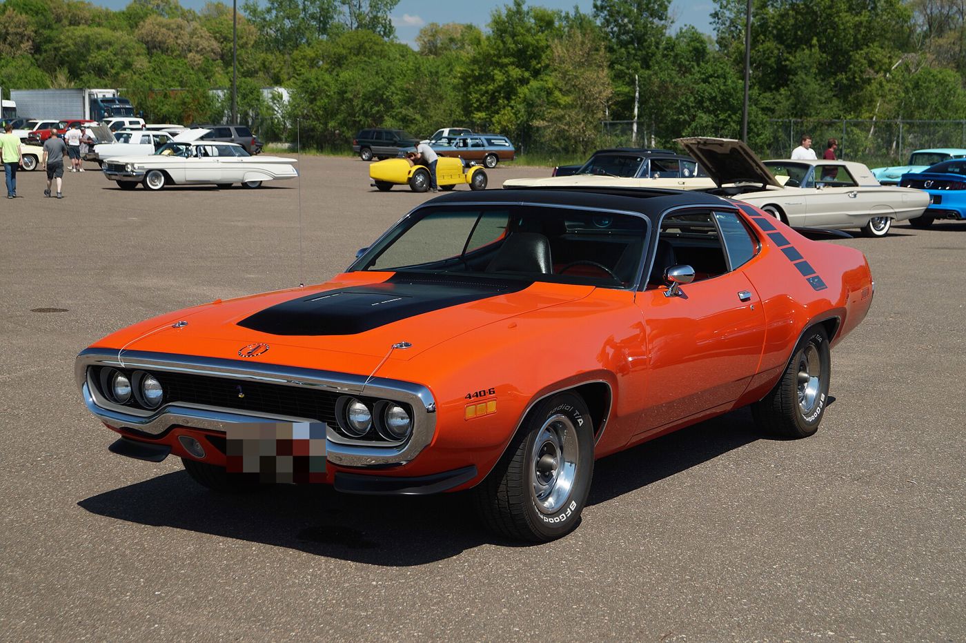 Orange 1971 Plymouth Road Runner with black hood and roof, strobe stripe and 440+6 lettering on the front fender