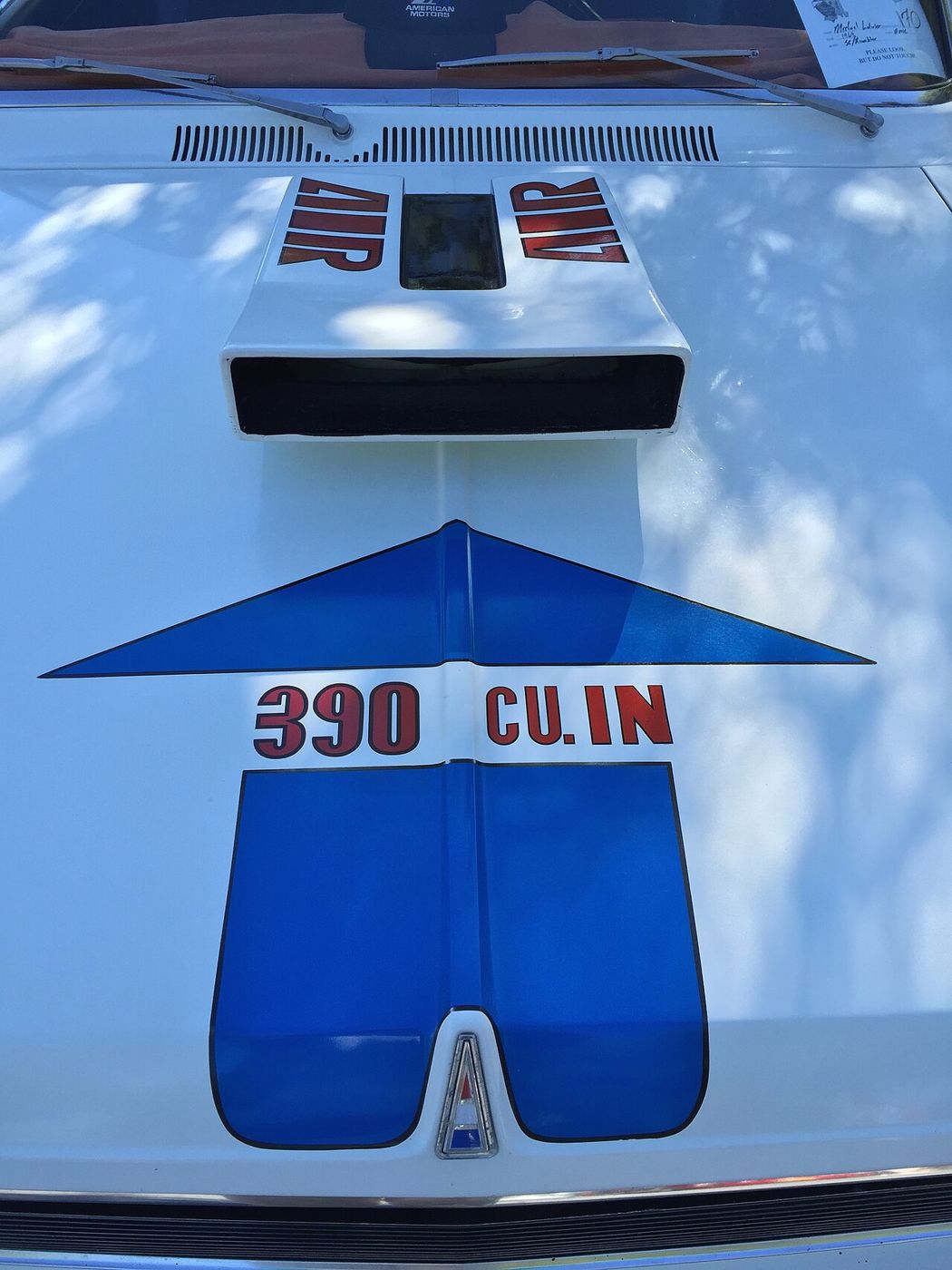 Overhead view of a white SC/Rambler hood with the boxy ram-air scoop marked AIR and the blue arrow reading 390 CU. IN.